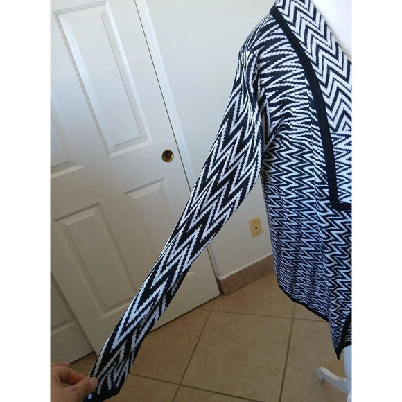 Absolutely Famous Cardigan Medium Open Black White Geometric Print - Picture 6 of 13